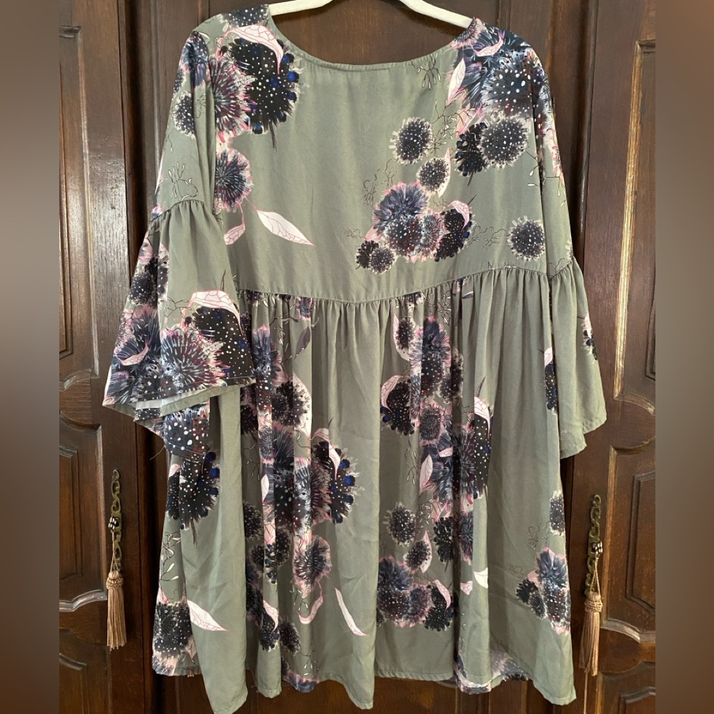 Brynn Walker satin sage green floral tunic XL - Picture 2 of 3